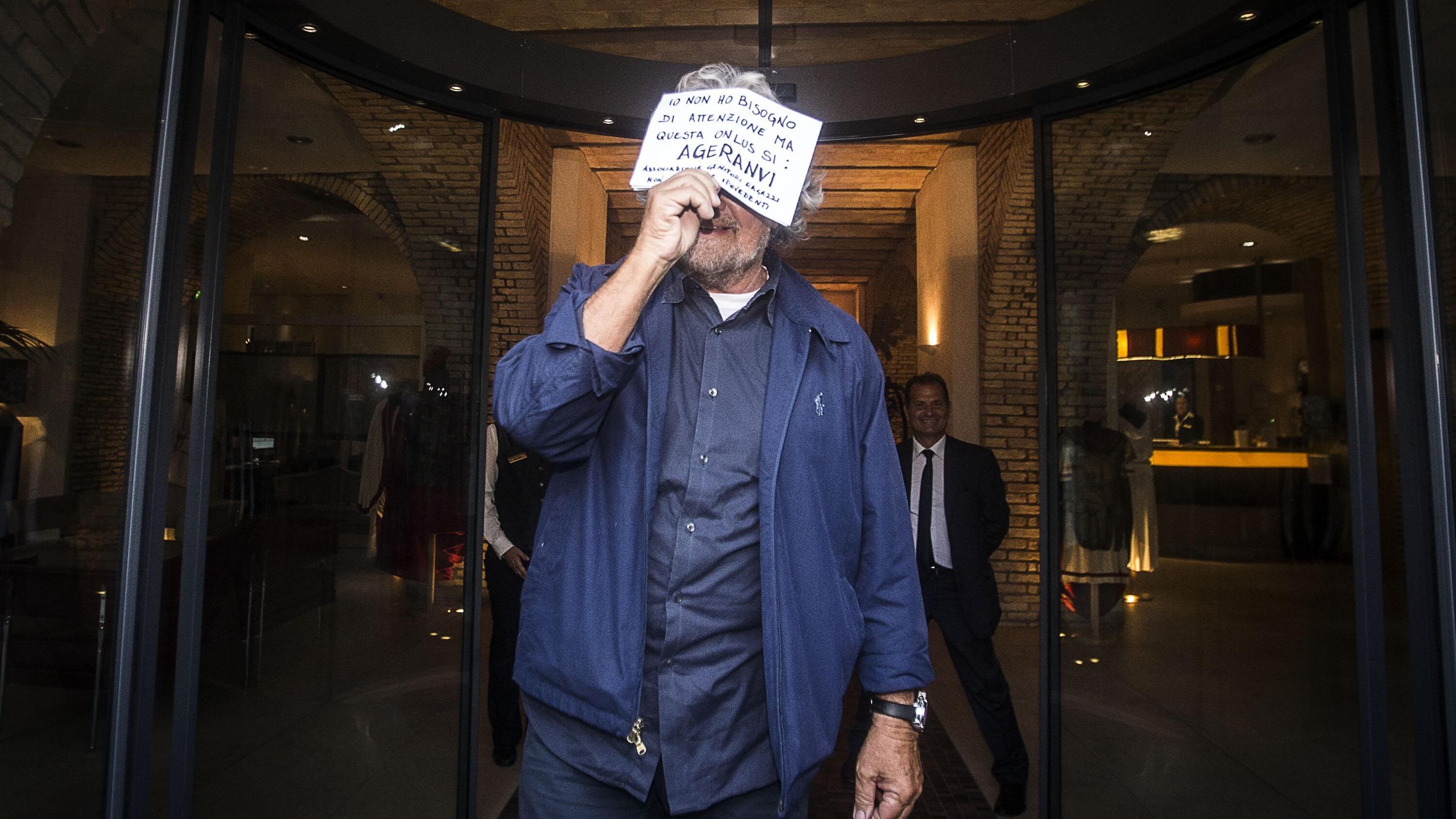 Grillo a Renzi: "Senza la base". Attivisti contestano il premier