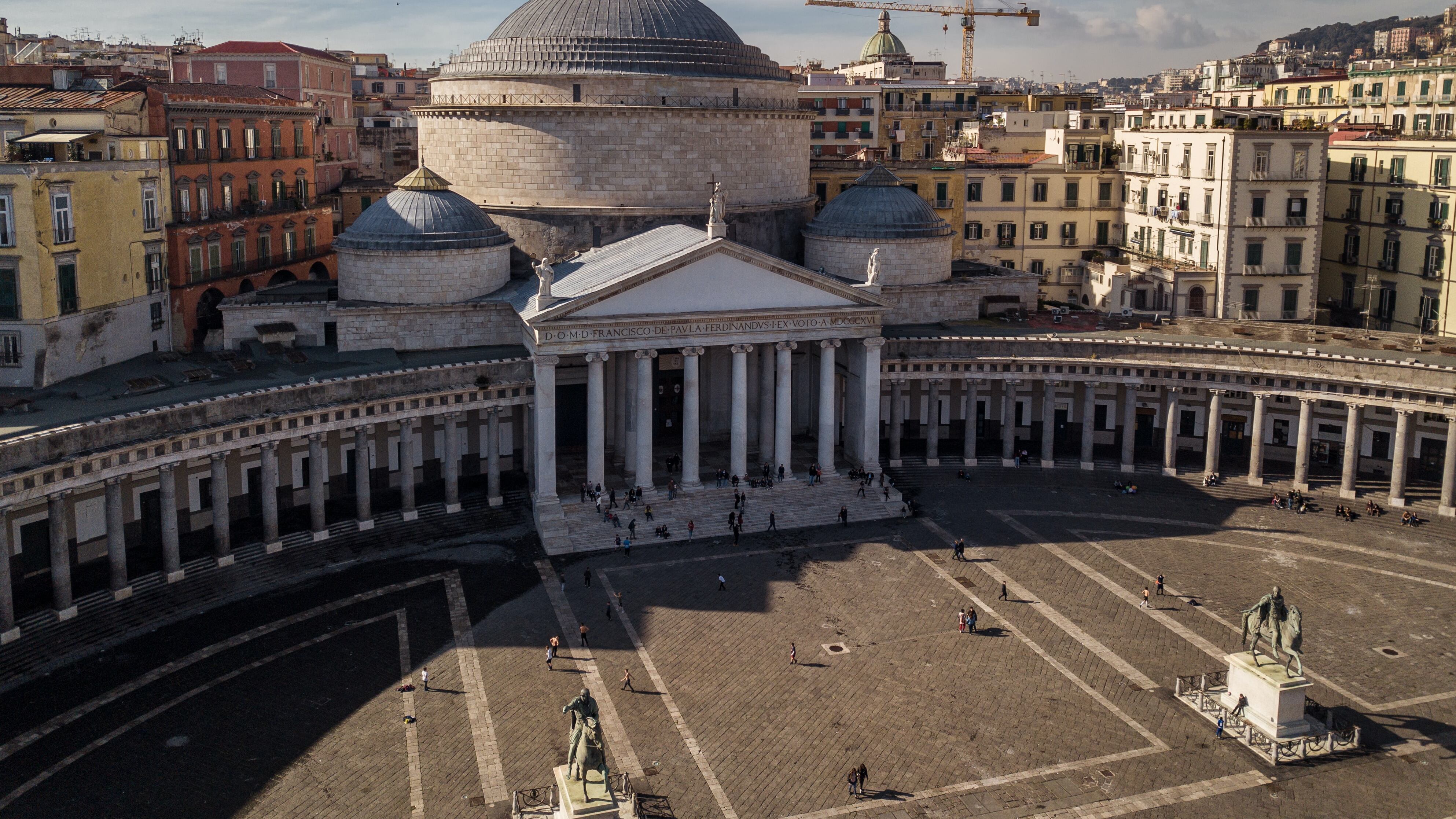 Venditore ambulante gambizzato da baby gang: l'aggressione in pieno centro