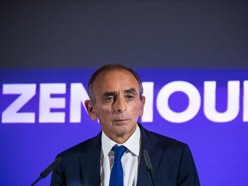 "Frutto di 40 anni di politica d'immigrazione". L'affondo di Zemmour sulle proteste in Francia