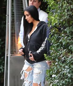 Kim Kardashian sexy con i capelli rosa 18