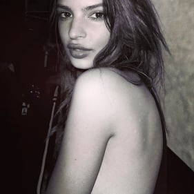 Emily Ratajkowski: sexy topless su Instagram 19