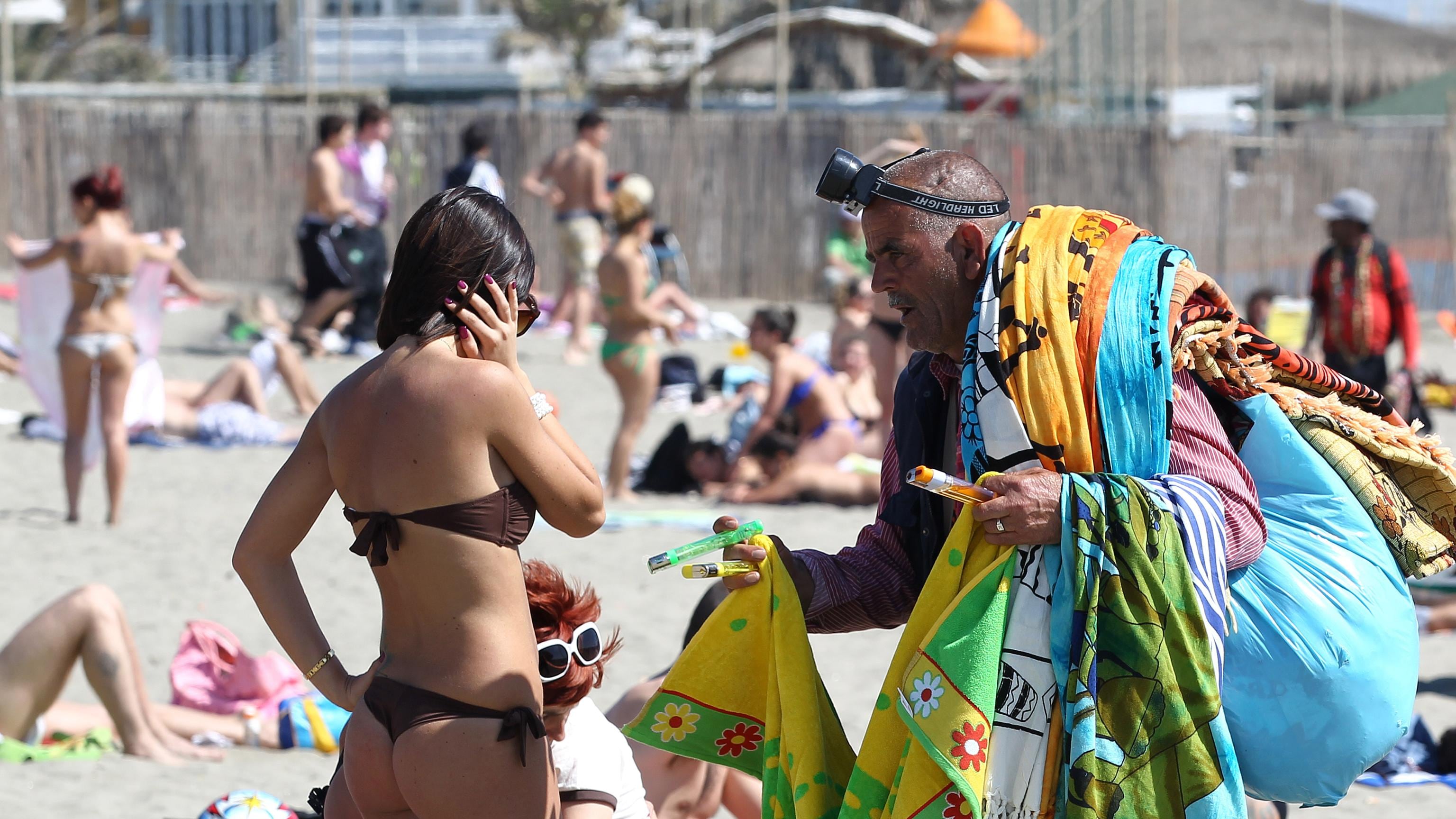 Sulle spiagge della Romagna arrivano i droni anti vu’ cumprà