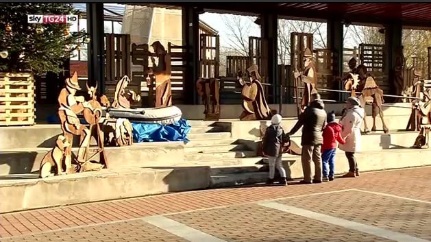 Bologna, vescovo contro il gommone nel presepe: "La mangiatoia non si tocca"