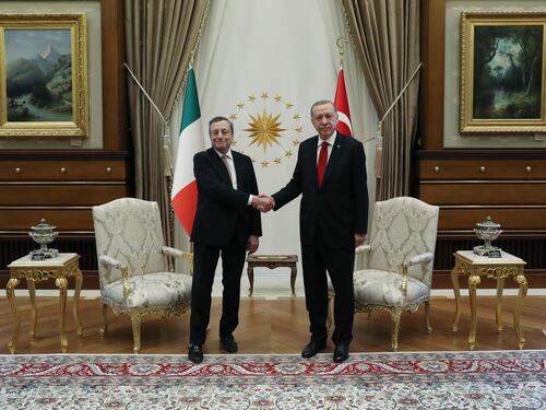 Draghi ad Ankara arruola il "dittatore". Asse con Erdogan per cercare la pace e lanciare l'economia
