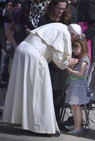 Lizzy abbraccia il Papa prima di diventare cieca 2