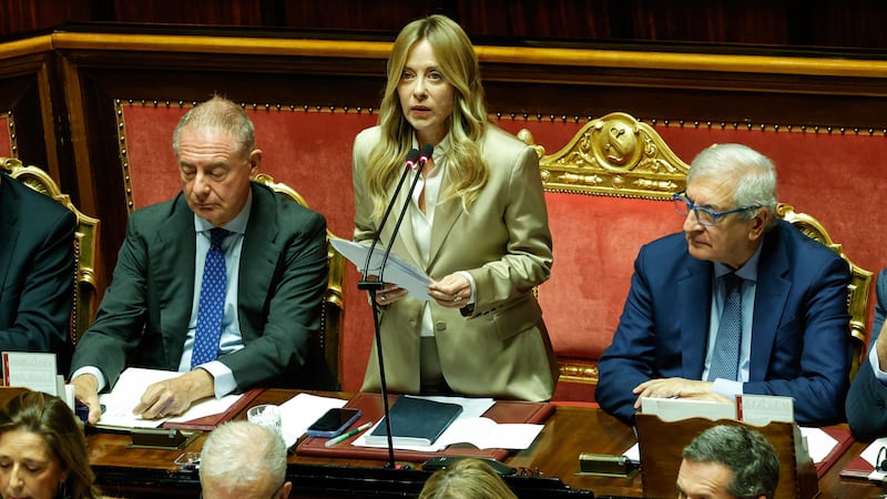 Meloni avverte l’Ue: “La decarbonizzazione non può essere deindustrializzazione”. Poi la frecciata a Trump: “L’accordo sul gasolio con Putin è rischioso”