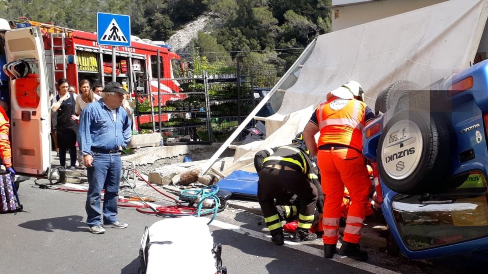 Con l'auto nel dehor del negozio travolge padre e figlio