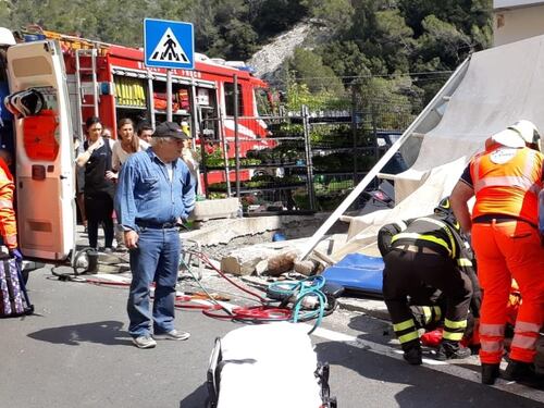 Con l'auto nel dehor del negozio travolge padre e figlio