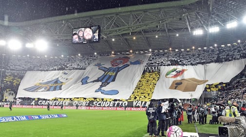 Sfottò in curva bianconera contro l'Inter 1