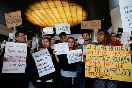 Proteste negli aeroporti contro Trump: "No al bando dei musulmani" 14