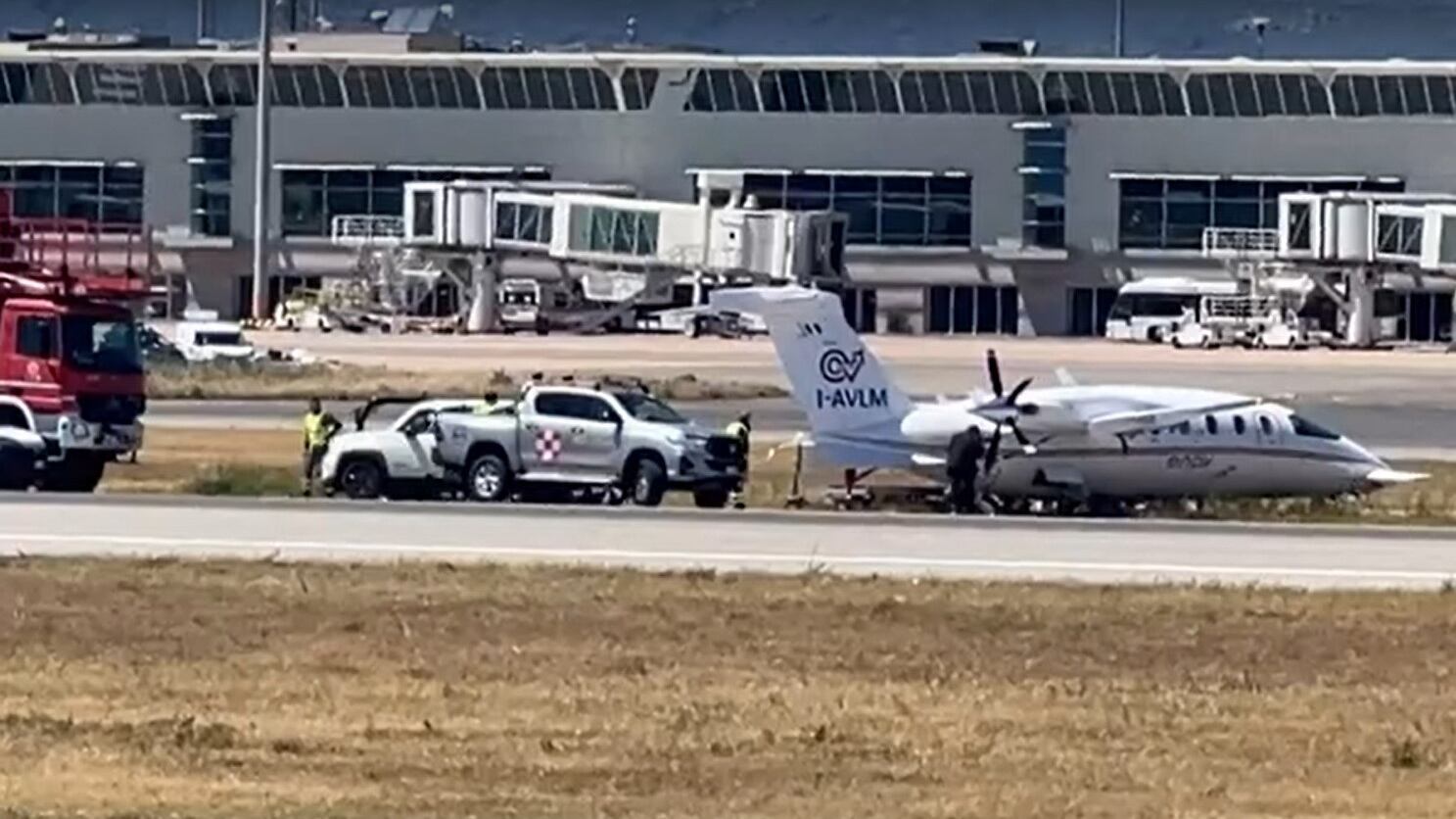 Olbia, aereo finisce fuori pista durante l'atterraggio: scalo chiuso, ritardi e disagi