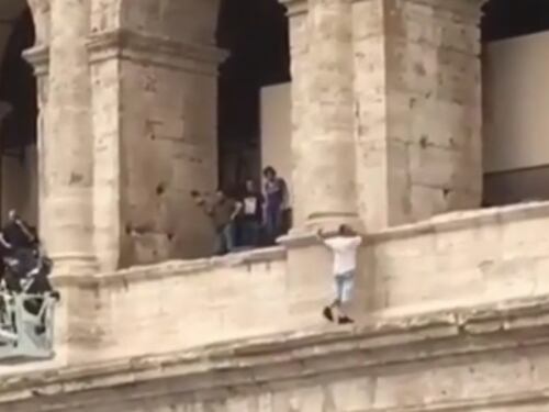 Roma, un uomo minacciava di buttarsi dal Colosseo