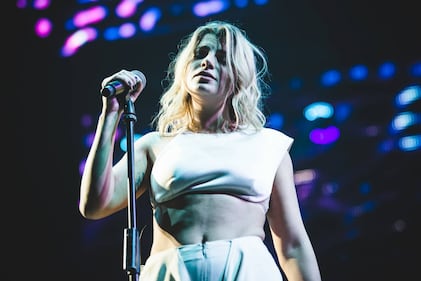 Emma Marrone sexy in camera da letto 14