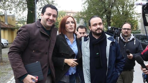 L'auto di Matteo Salvini distrutta dagli antagonisti 1