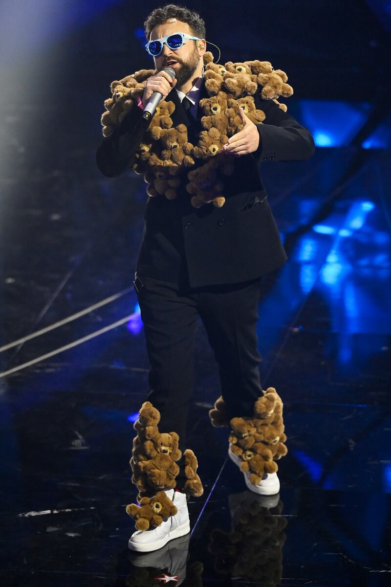 Sanremo 2024: ecco il look della prima serata del Festival di Dargen D'Amico 2