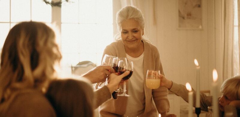 Over 60 durante una cena di famiglia