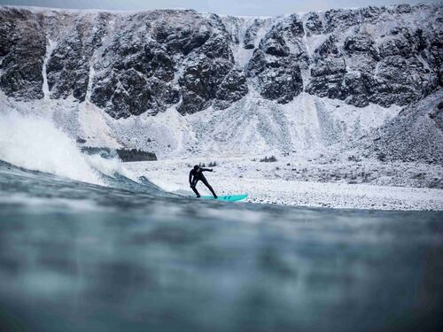 Norvegia, il surf ai confini del circolo polare artico