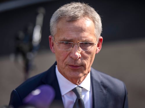 Stoltenberg da Biden minaccia la Cina e rafforza il nucleare. Mosca: "Escalation"