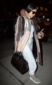 Kim Kardashian hot: bionda e scollata su Twitter 59