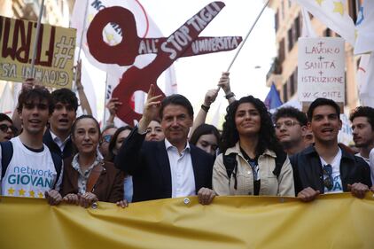 La piazza di Conte che dice no al riarmo 2
