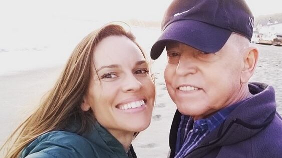 Hilary Swank lascia Hollywood per stare col padre malato