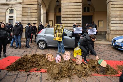 Centri sociali scaricano letame davanti alla Scala  5