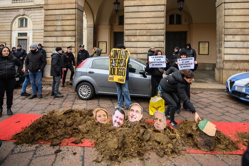 Centri sociali scaricano letame davanti alla Scala 5