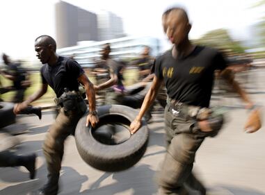 Polvere e prove di forza: gli allenamenti dei commandos thailandesi 4