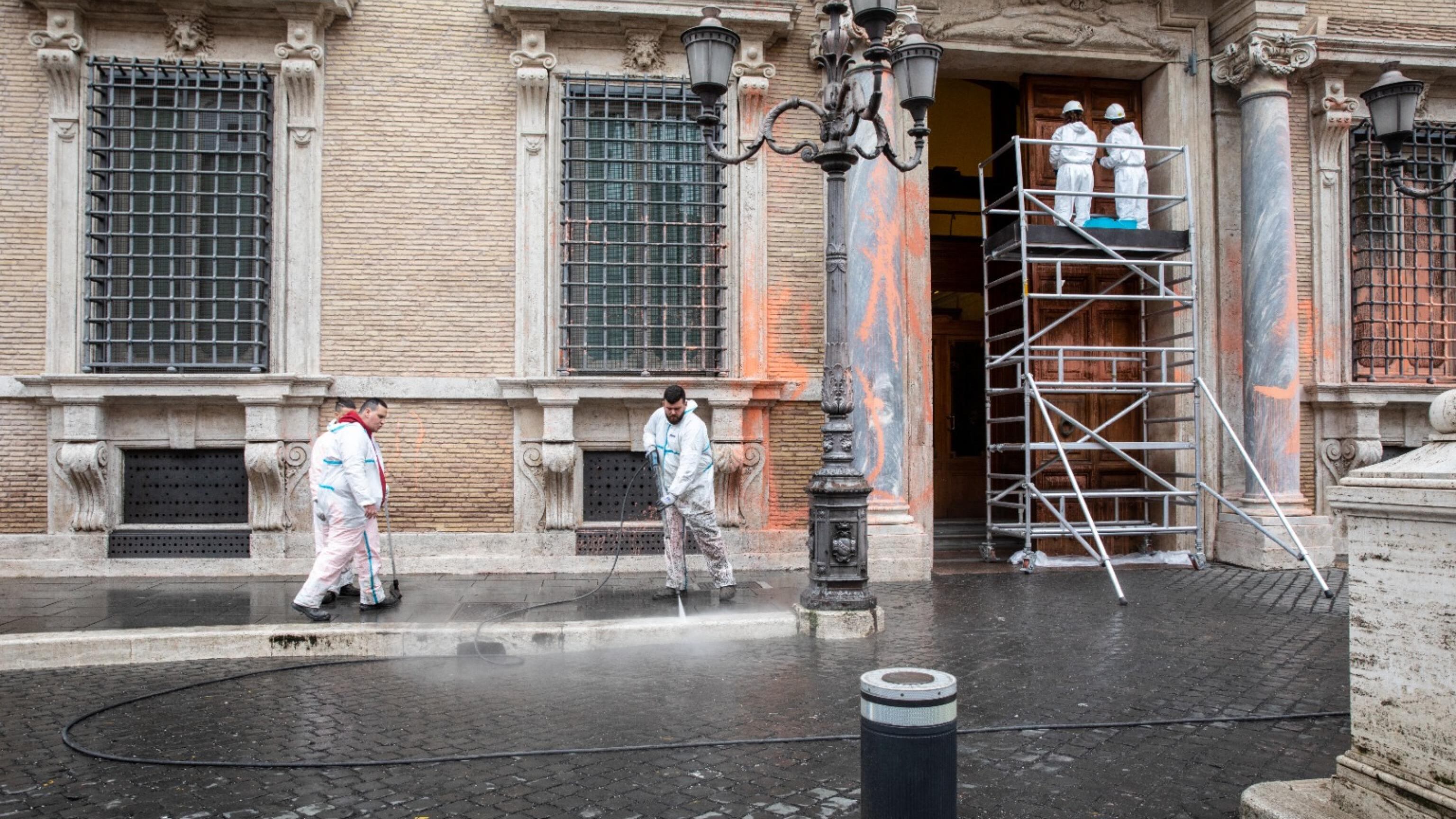 Italiani ancora più drastici. "Carcere per chi imbratta"