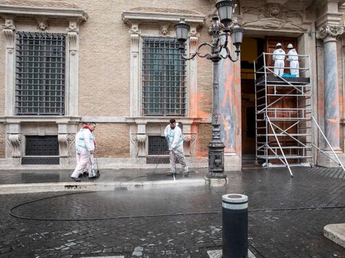 Sono già in libertà i vandali del Senato. "Adesso avanti con la disobbedienza"