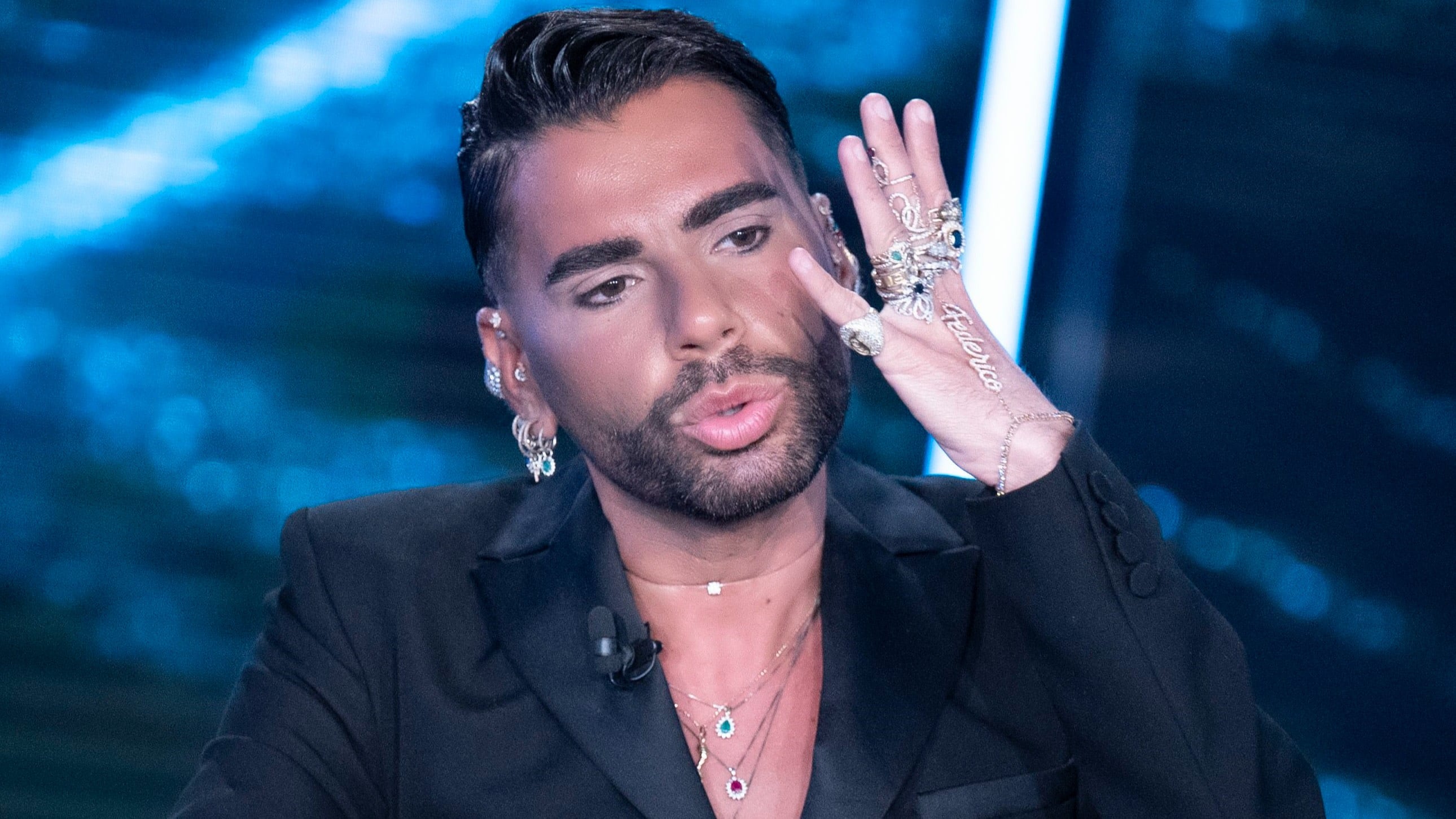 “Umiliato. Ho l’ansia di uscire”. Federico Fashion Style si racconta dopo l’aggressione
