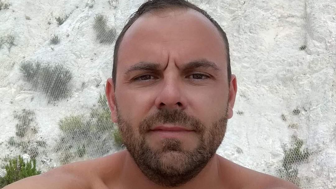 Muore in un incidente, la fidanzata lo sposa durante il funerale