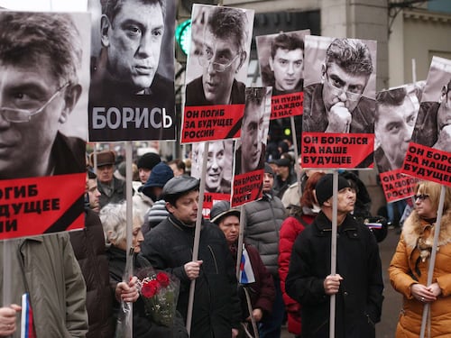 Nemtsov, video dell'agguato. I dissidenti sfilano a Mosca