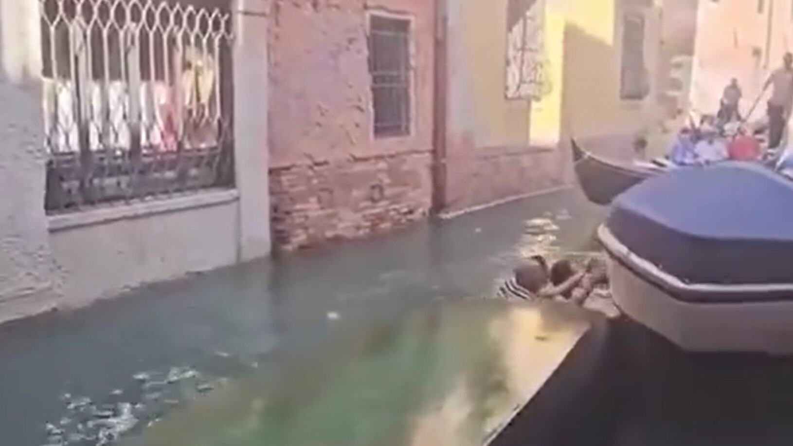 Venezia, finiscono nel canale per un selfie: cosa è successo