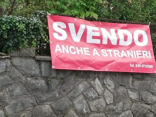 "Svendo anche a stranieri", a Belluno un cartello immobiliare è accusato di razzismo, ma gli utenti lo difendono