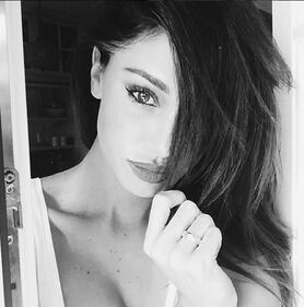 Belen sexy cameriera nel suo ristorante milanese 3