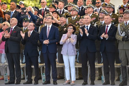 Il Maresciallo del Sejm (Presidente del Parlamento) Elizabeta Witek al centro assiste alla parata in mezzo a Duda e Morawiecki