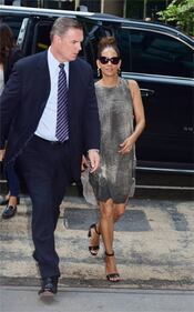 Halle Berry sexy in maxi t-shirt 3