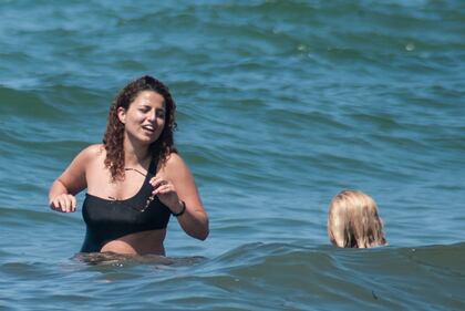 Michelle Hunziker, sexy in spiaggia con le figlie 24