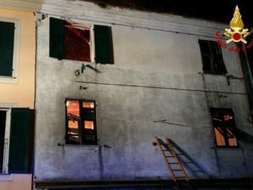 Genova, brucia e crolla la casa: genitori e bimbo si lanciano dalla finestra