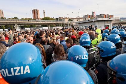 Intervento polizia per sgomberare i manifestanti no pass