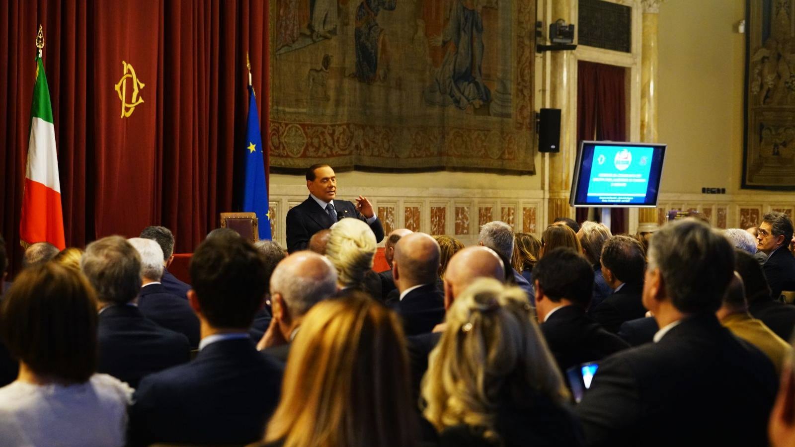 Berlusconi contro i grillini "Apro la porta per cacciarli"