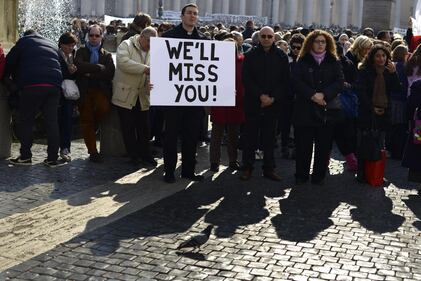 I fedeli abbracciano il Papa 16