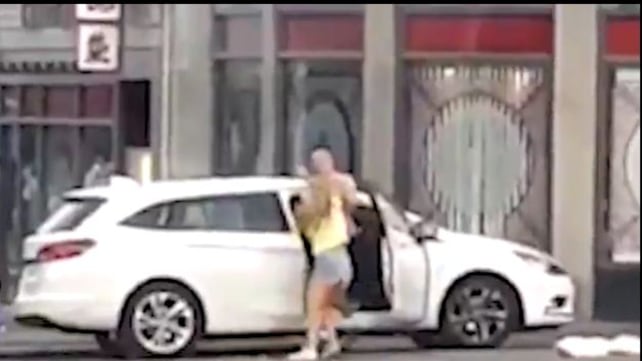 Scozia, furioso litigio in strada: lei lo picchia, lo spoglia e poi sale sul cofano