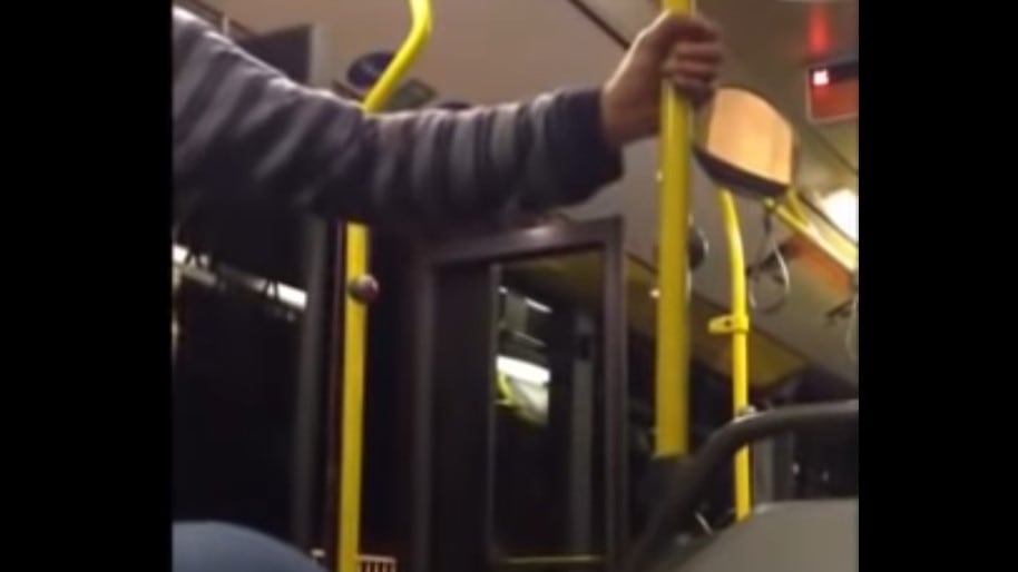 Cagliari, violenta aggressione sul bus: medico pestato da magrebino