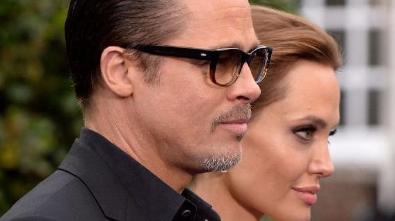 Brad Pitt disperato, ogni giorno chiama la mamma per piangere