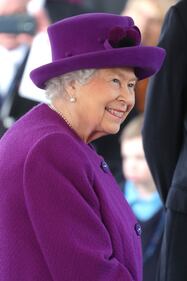 La Regina Elisabetta in viola per la Royal British Legion Industries 6
