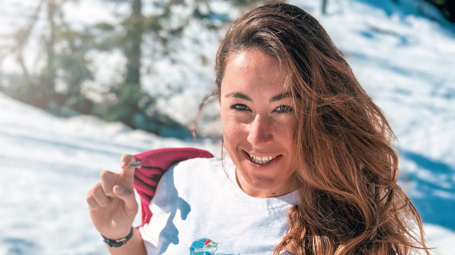Sofia Goggia a difesa dei bambini: ecco la t-shirt di Falconeri a edizione limitata