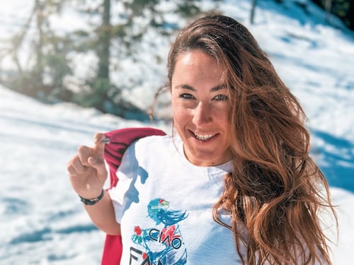 Sofia Goggia a difesa dei bambini: ecco la t-shirt di Falconeri a edizione limitata