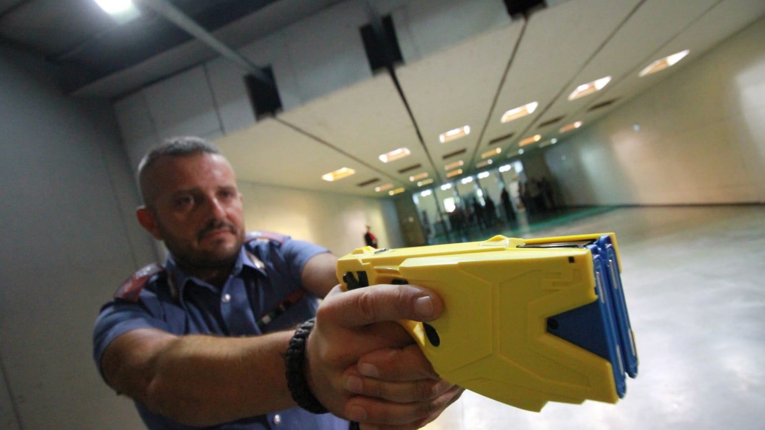 Reggio Emilia, la polizia effettua il primo arresto usando il taser